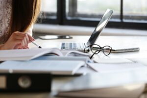 Het Wetboek van Economisch Recht voorziet in verschillende mechanismen om bedrijven te beschermen in geval van financiële moeilijkheden. Een ervan is de aanstelling van een voorlopig bewindvoerder. De rol van een advocaat daarbij is van cruciaal belang. 