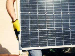 Vanaf april 2025 mogen Vlamingen stekkerzonnepanelen gebruiken. Juridische ondersteuning is daarbij belangrijk. (Foto door Kindel Media)