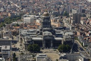 Luchtbeeld van het Justitiepaleis in Brussel bij een stuk over de feitelijke bestuurder die aansprakelijk is voor het volledige tekort aan actief na faillissement